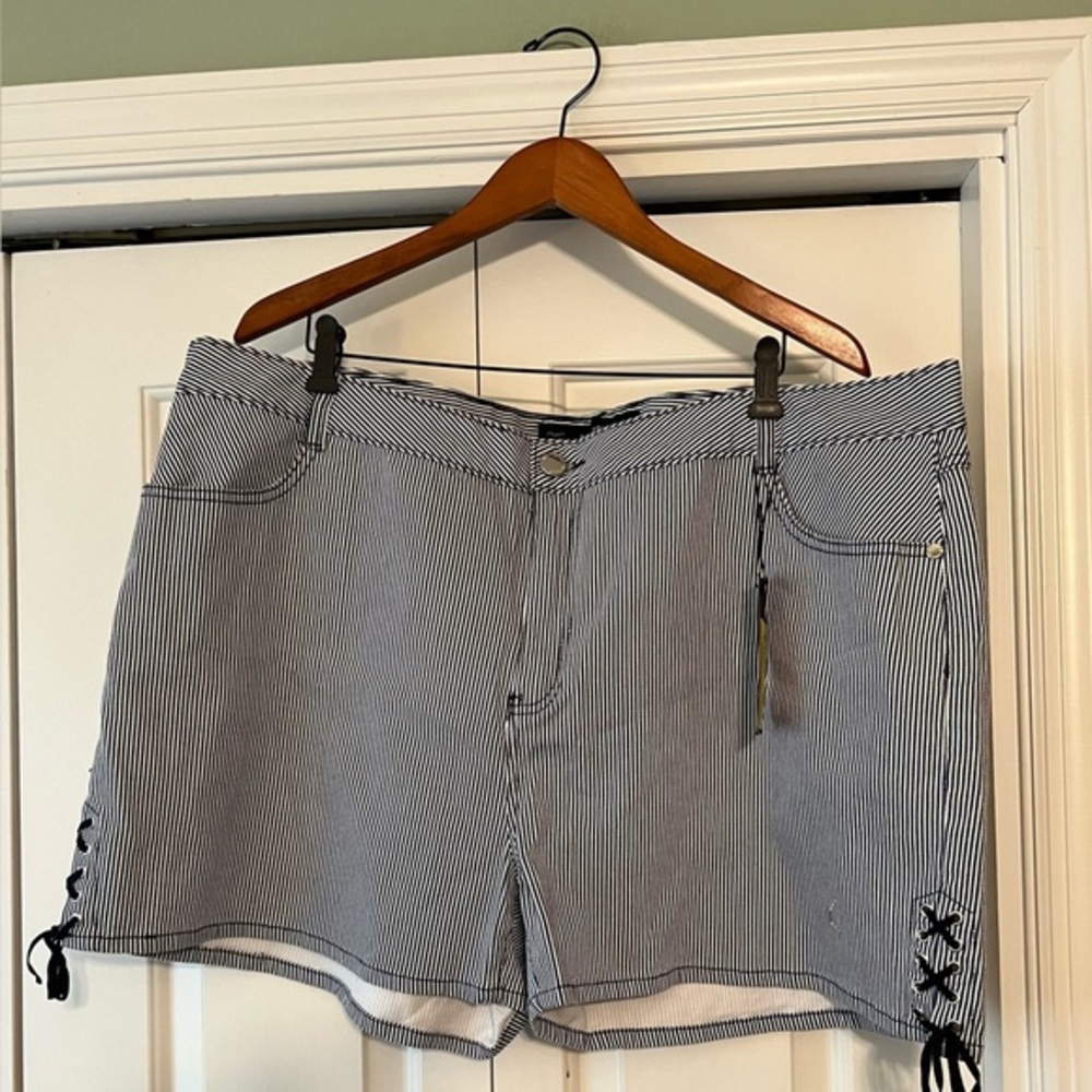 City Chic Women's Blue White Stripe Railroad Lace Detail Shorts NWT 24 #1841